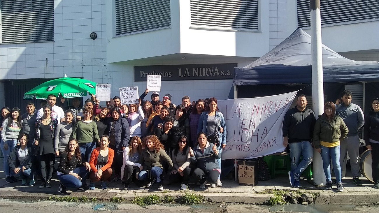 La Nirva les debe 7 meses y los empleados instalan una olla popular en los portones para que no la vacíen