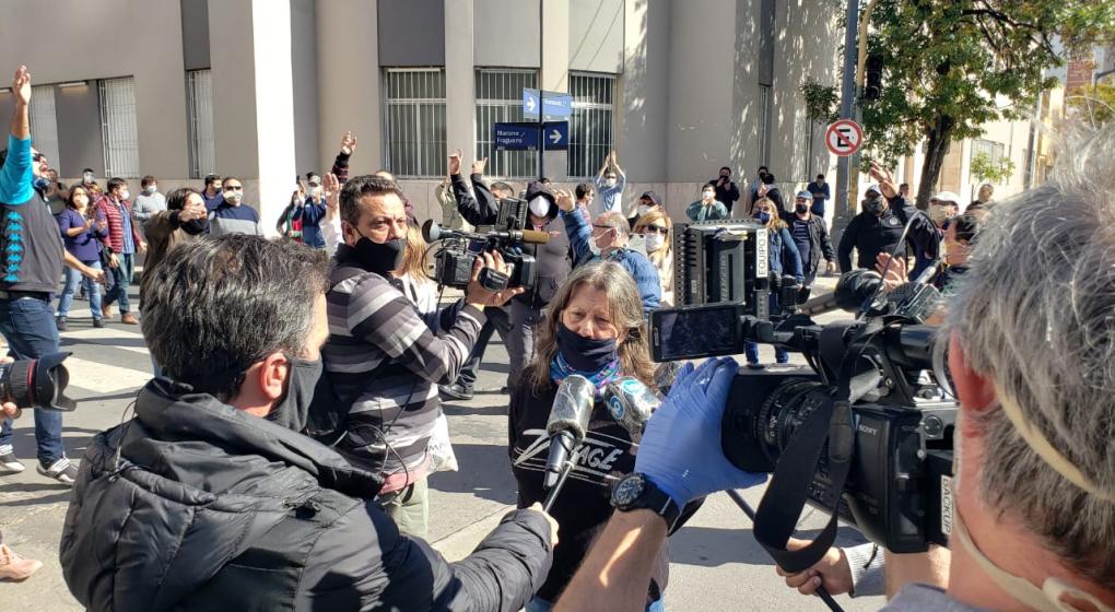 Beatriz Biolatto habla con periodistas. (Jos&eacute; Hern&aacute;ndez)