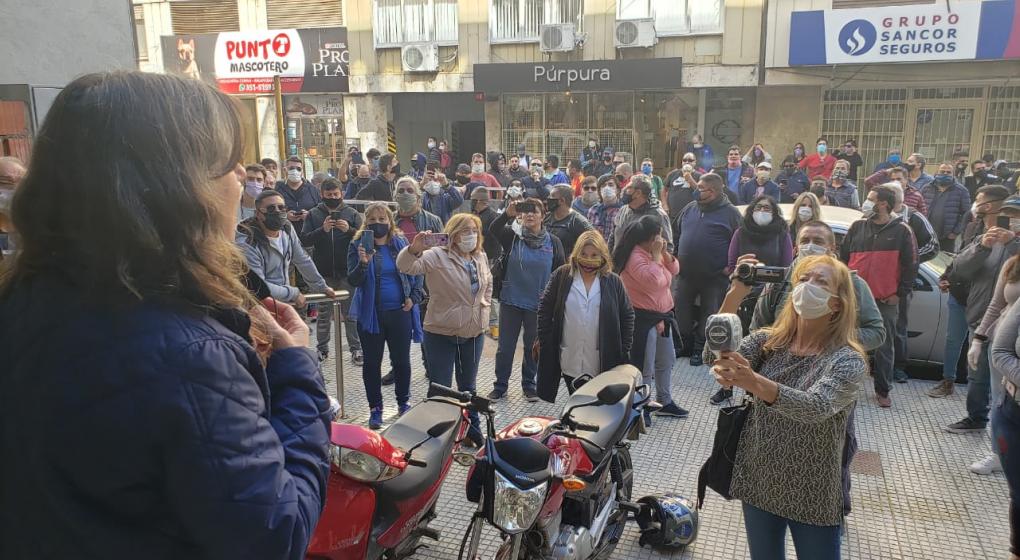 La protesta de Suoem comenz&oacute; en su sede. Desde all&iacute; marcharon hacia el Concejo. (Jos&eacute; Hern&aacute;ndez)