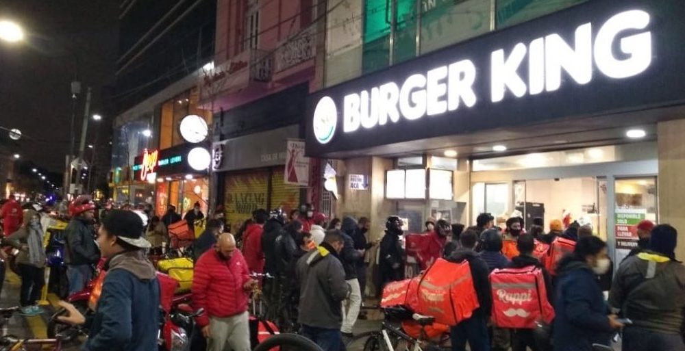 Burguer King lanzó una promoción y generó amontonamientos de repartidores en el pico de contagios