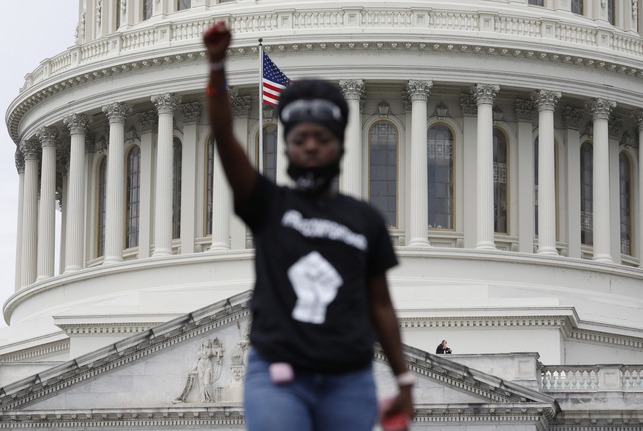 Los manifestantes se concentran frente al Capitolio en una nueva jornada de protestas en EEUU.