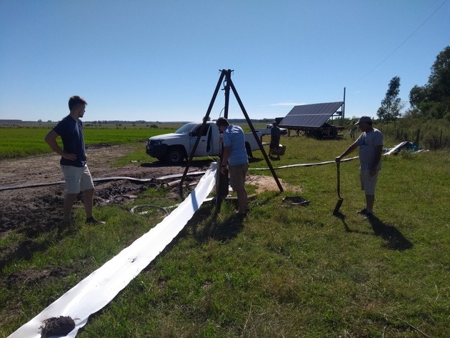El pozo de donde se extrae agua para el cultivo de arroz y al fondo los paneles solares que dan energ&iacute;a a la bomba, en la finca Colonia Mabraga&ntilde;a en la provincia argentina de Entre R&iacute;os. El arroz consume enormes cantidades de agua, pero en esta explotaci&oacute;n agr&iacute;cola un sistema de mangas pl&aacute;sticas y compuertas permite reducir en al menos 30 por ciento la huella h&iacute;drica del cultivo. Foto: Cortes&iacute;a de H&eacute;ctor Pirchi