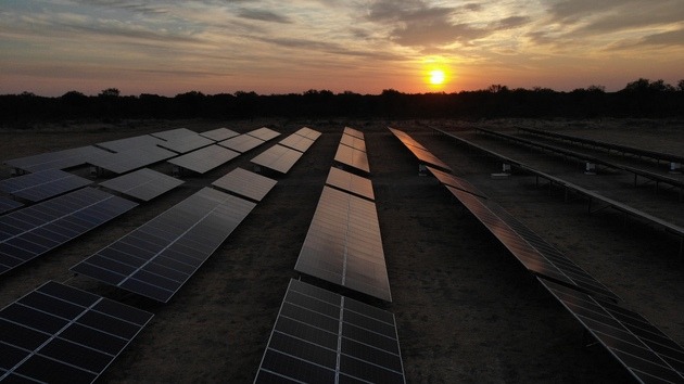 Agritur, un establecimiento agropecuario de 9000 hect&aacute;reas en la provincia de San Luis, en el centro de Argentina, donde en 2019 se colocaron 1800 paneles solares, con una potencia de 600 kilovatios, que aportan la mitad del consumo el&eacute;ctrico de la estancia. Sus cultivos son todos mediante sistema de riego, porque en la zona la lluvia solo aporta 500 mil&iacute;metros anuales. Foto: MWh Solar