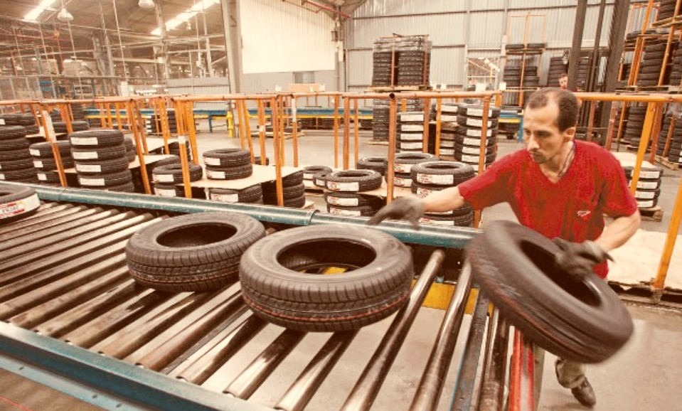 Gremio del neumático denuncia que Bridgestone obliga a trabajar a contactos estrechos de Covid19