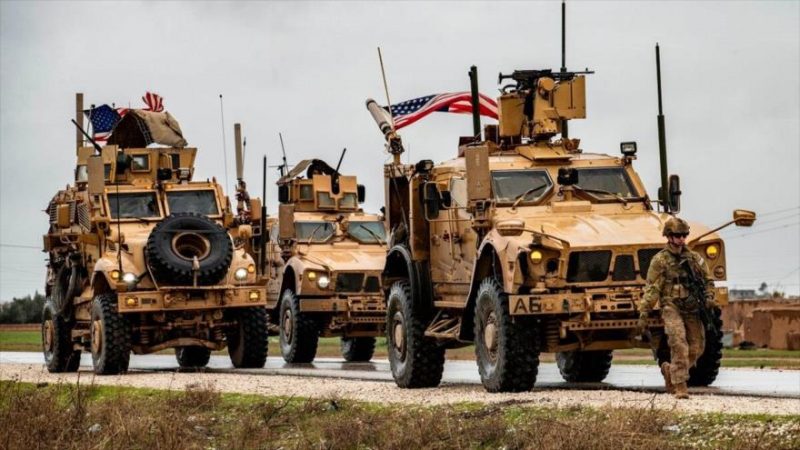 Un vehículo militar estadounidense cerca de un pozo de petróleo en la ciudad siria de Al-Qamishli, Siria. (Foto: Getty Images)