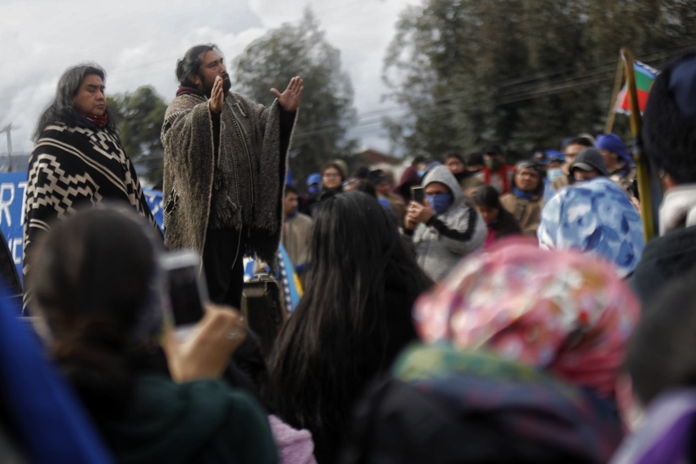 A la derecha, el vocero Rodrigo Curipan, junto al lonko Victor Queipul. Foto Felipe Dur&aacute;n