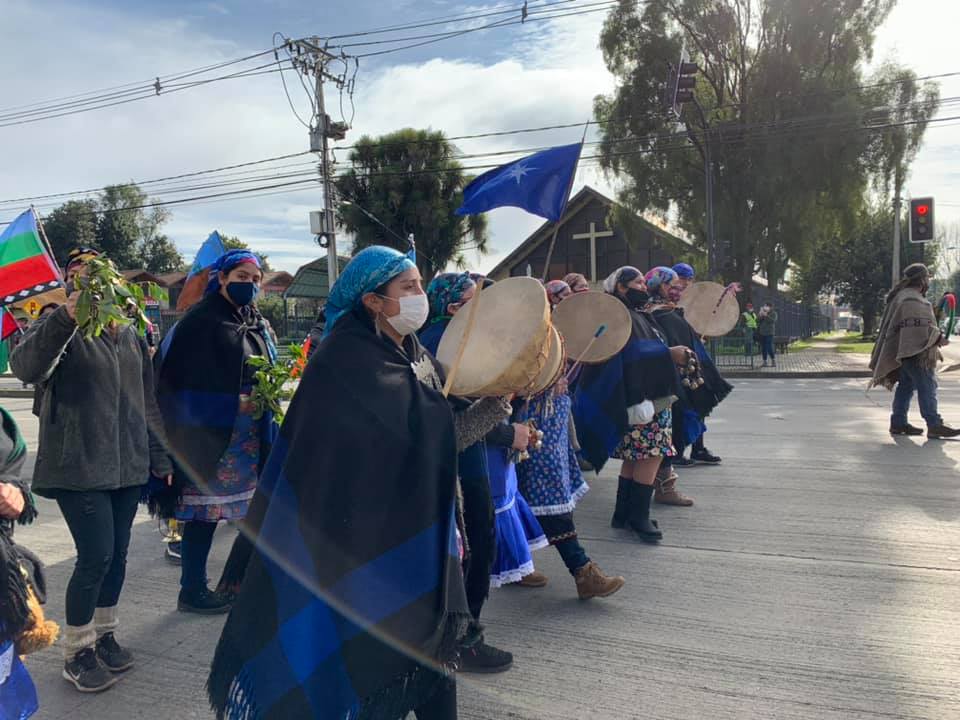La imagen puede contener: 1 persona, en el escenario, de pie y exterior