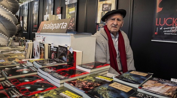 En el stand de Txalaparta, en la Feria de Durango, en 2015. (Aritz LOIOLA/FOKU)