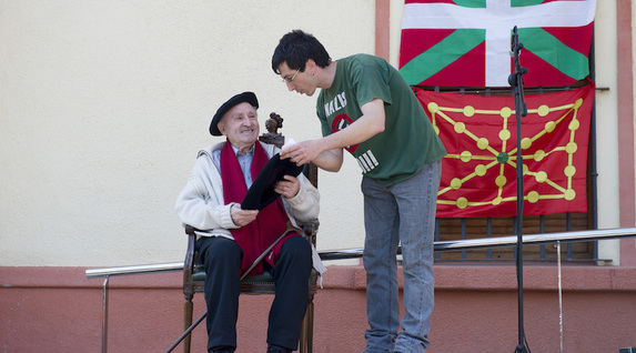 Homenaje en su Castejón natal, en abril de 2011. (Iñigo URIZ/FOKU)