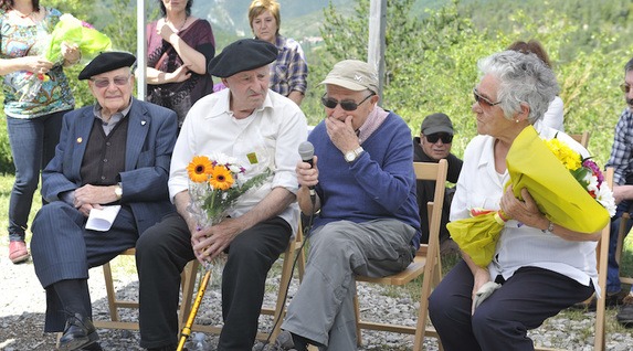 Con el miliciano Luis Ortiz Alfau, Vicente Lasa y Josefina Lamberto, en Igari. (Idoia ZABALETA/FOKU)