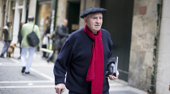 Urtubia pasea por Iruñea con su libro ‘Mi utopía vivida’. (Iñigo URIZ/FOKU)