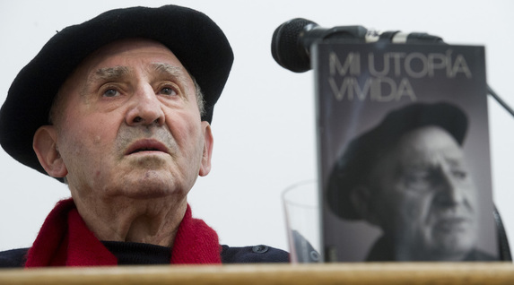 Lucio Urtubia, durante la presentación del libro ‘Mi utopia vivida’ en Iruñea, en diciembre de 2014. (Iñigo URIZ/FOKU)