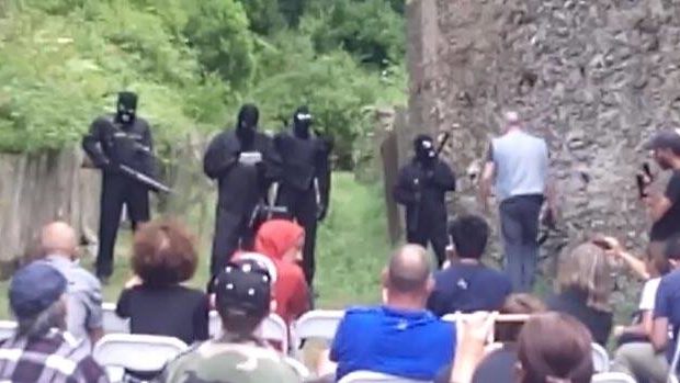 Córcega. El FLNC reaparece públicamente en un acto político, en un día y lugar cargados de simbología.