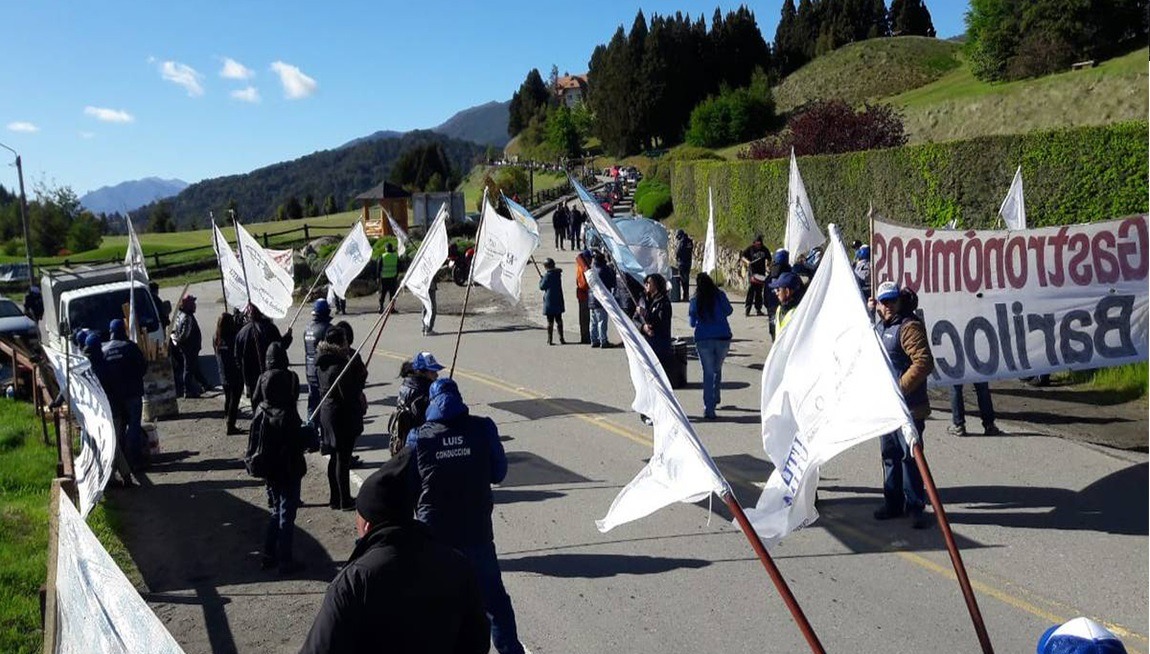 Unos 3.700 trabajadores temporarios de Bariloche buscan ayuda para superar la pandemia