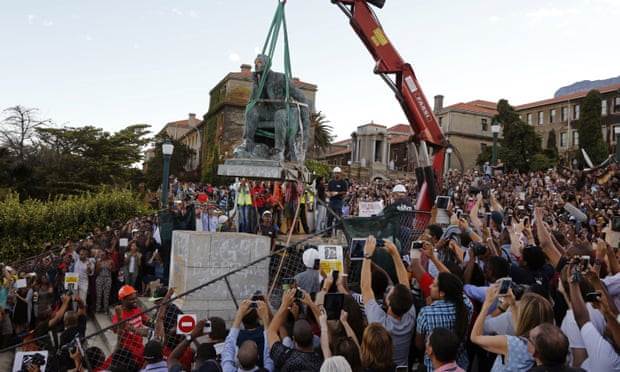 África. Comienzan a derribar símbolos del colonialismo