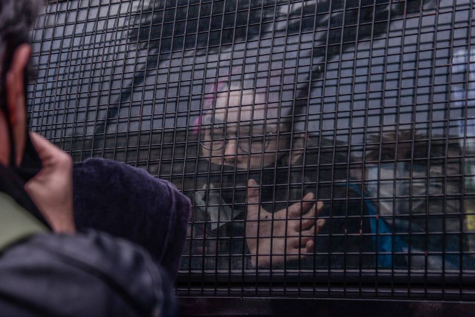 La imagen puede contener: una o varias personas