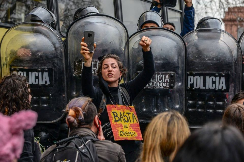 La imagen puede contener: 1 persona, texto