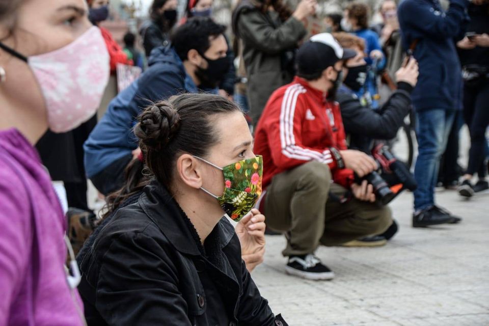La imagen puede contener: 1 persona, calzado y exterior