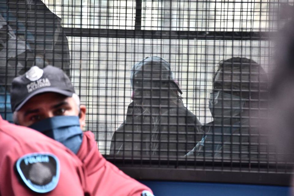 La imagen puede contener: una o varias personas