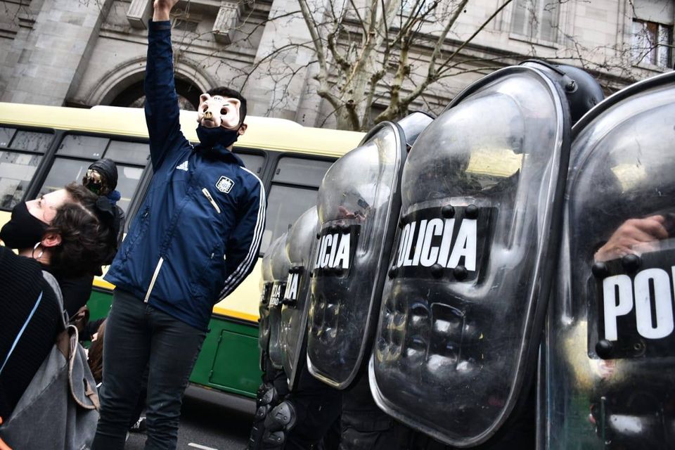 La imagen puede contener: una o varias personas, automóvil y exterior