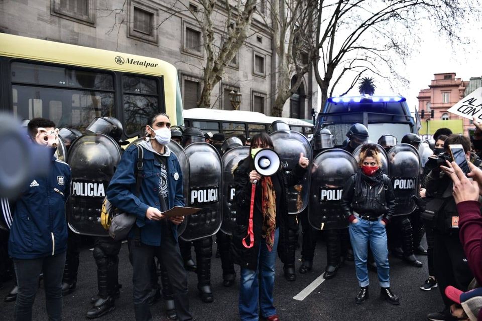 La imagen puede contener: 1 persona, de pie y exterior, texto que dice "A Metalpar POLICIA POLICIA POLIr POLIC"