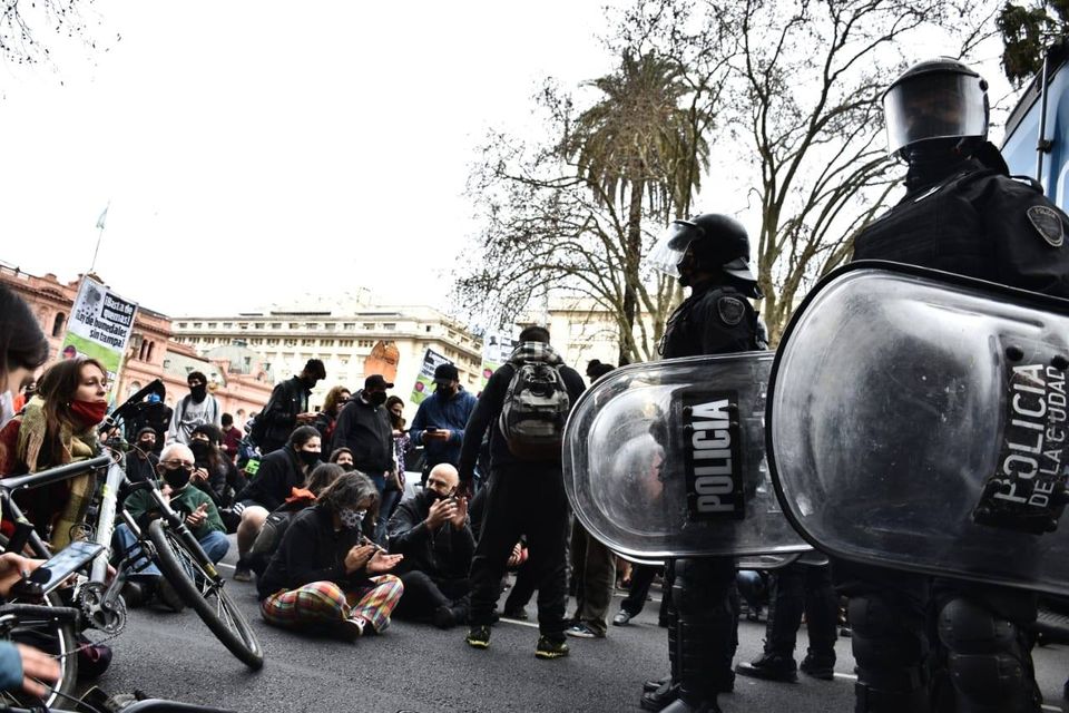 La imagen puede contener: 1 persona, multitud y exterior, texto que dice "CIA POLICIA"
