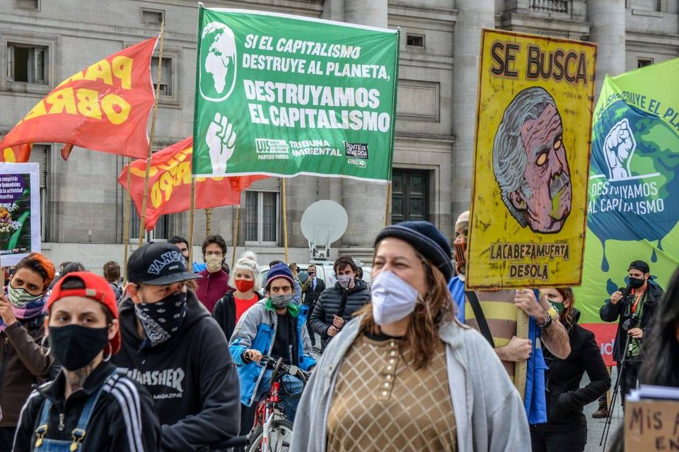 La imagen puede contener: 2 personas, exterior