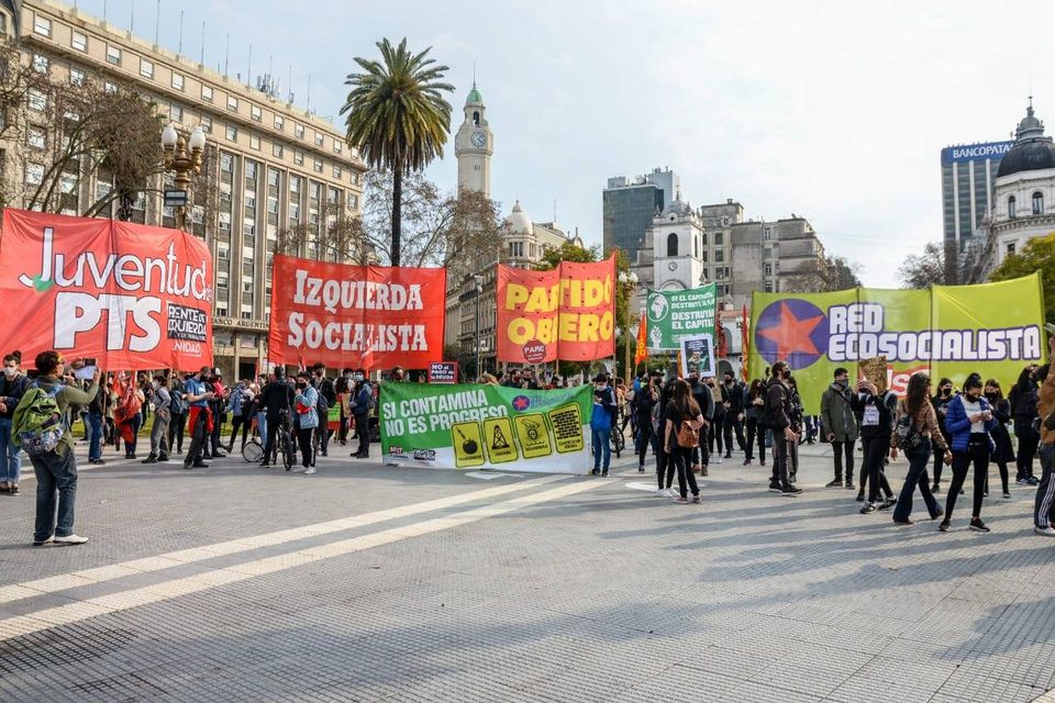La imagen puede contener: una o varias personas, personas de pie, multitud y exterior