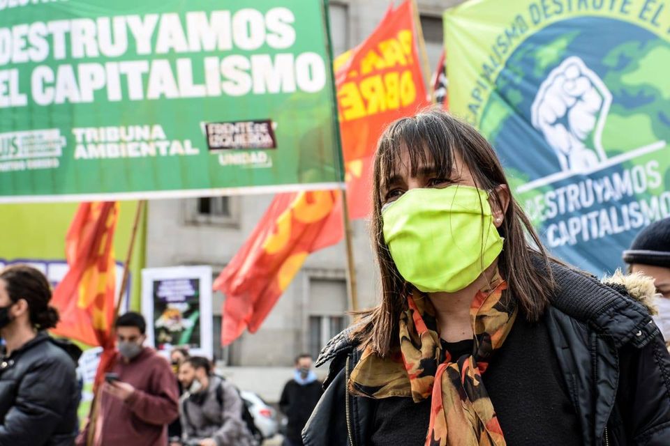 La imagen puede contener: una o varias personas y exterior