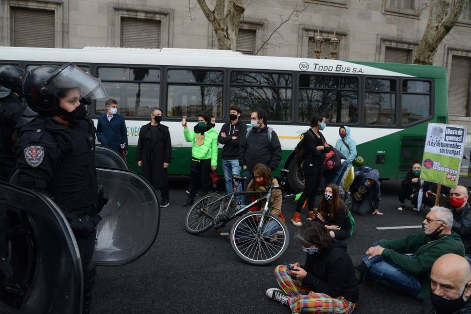 La imagen puede contener: 2 personas, exterior