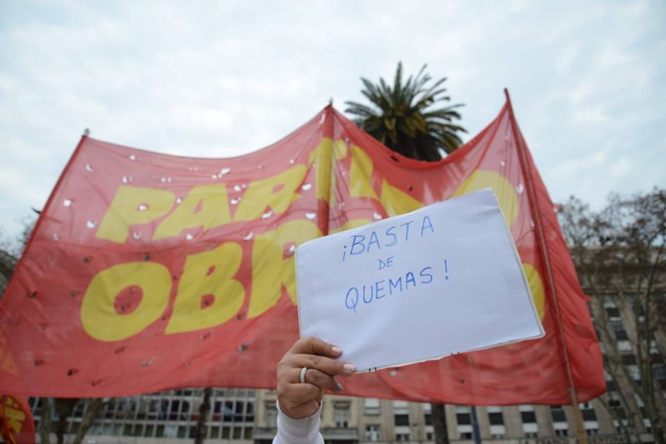 La imagen puede contener: cielo y exterior, texto que dice "¡BASTA QUEMAS! DE OBI"