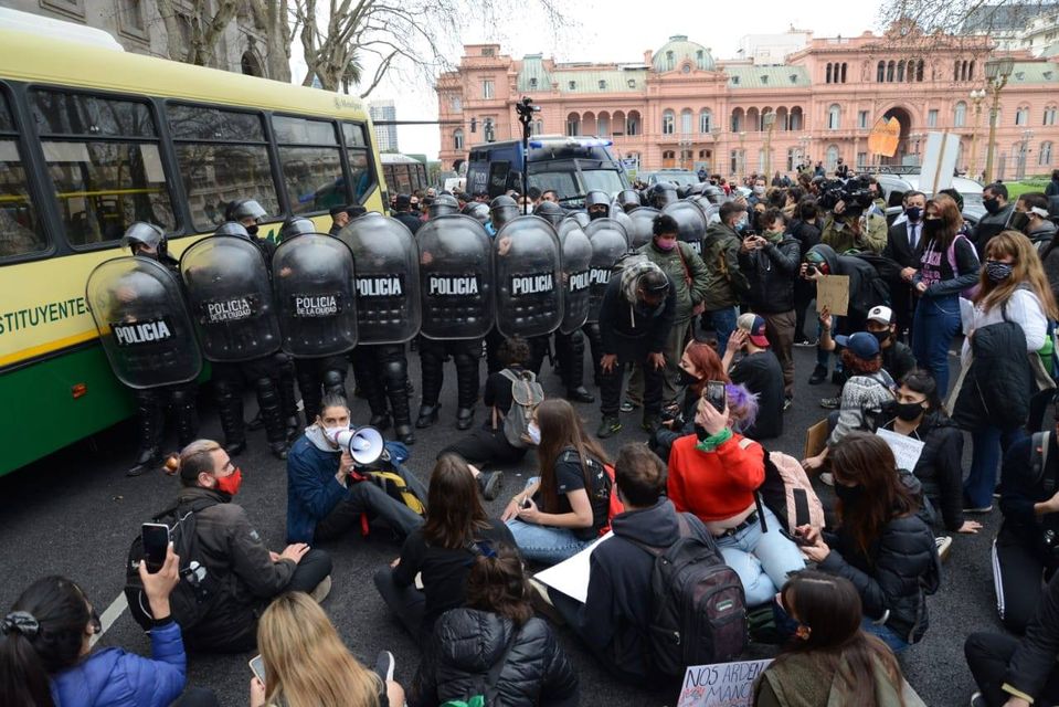 La imagen puede contener: 1 persona, multitud y exterior