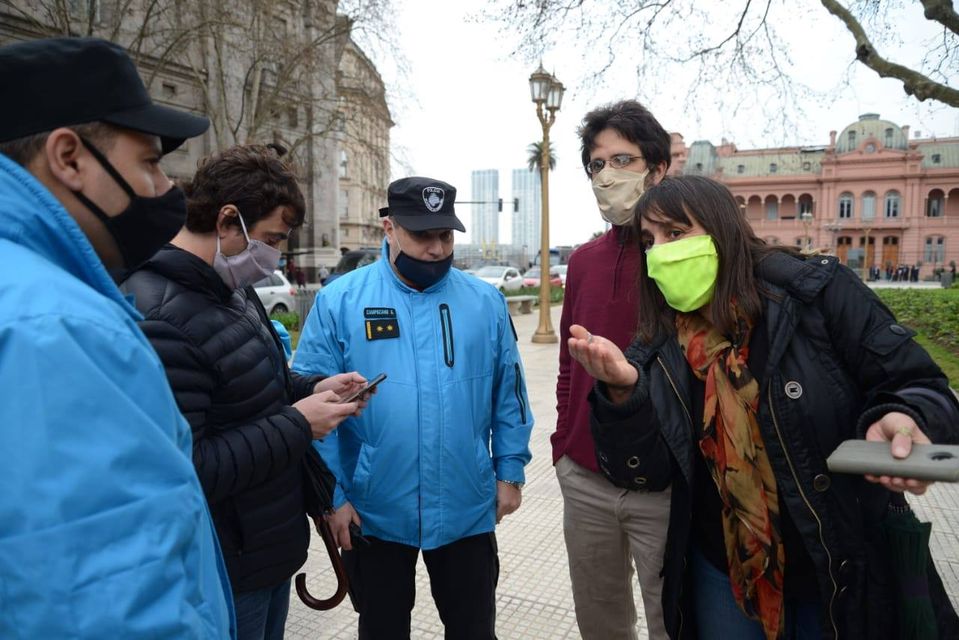 La imagen puede contener: 1 persona, de pie y exterior