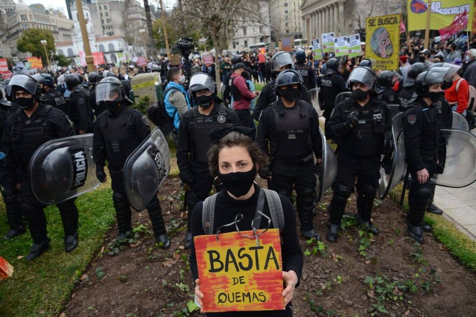 La imagen puede contener: una o varias personas, personas de pie y exterior