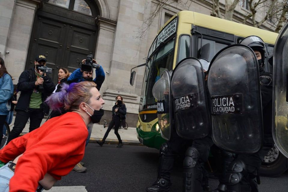 La imagen puede contener: 4 personas, exterior, texto que dice "OLICIA CIUDAD POLICIA ACIUDAD"