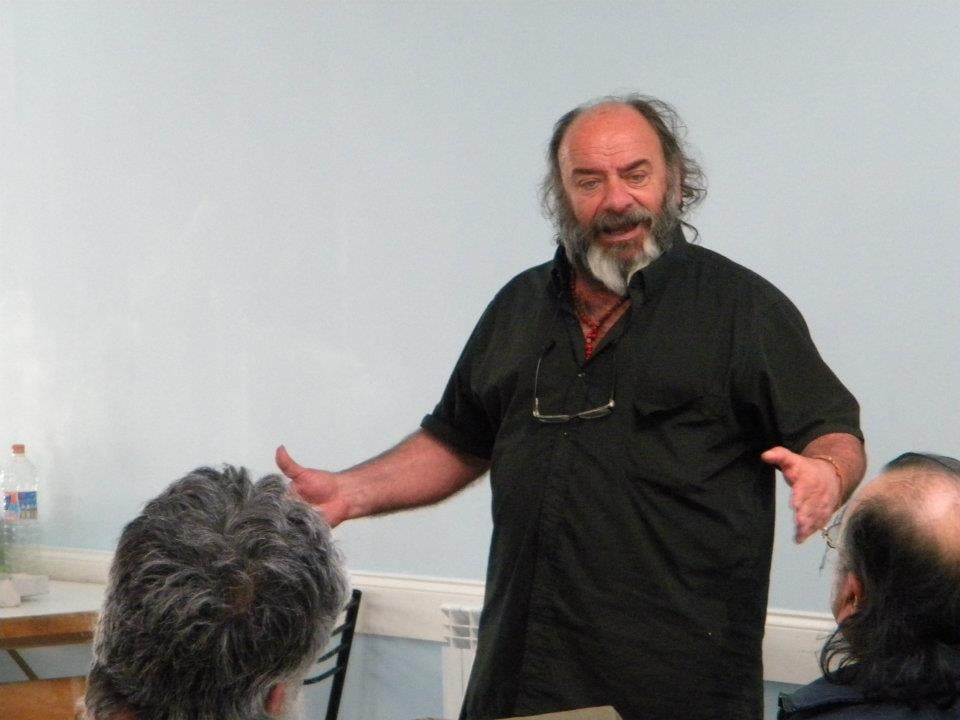 La imagen puede contener: 1 persona, de pie, barba e interior