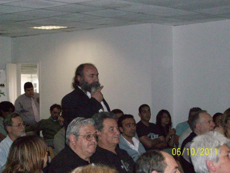 La imagen puede contener: 6 personas, interior