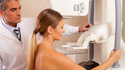 El c&aacute;ncer de mama es una enfermedad causada por la multiplicaci&oacute;n anormal de las c&eacute;lulas de la mama que forman un tumor maligno. La detecci&oacute;n temprana es clave para un pron&oacute;stico favorable (Shutterstock)