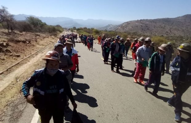 Bolivia. Se sostienen los bloqueos /El Mallku Quispe, uno de los protagonistas de la lucha /Jóvenes fascistas atacan a pobladores