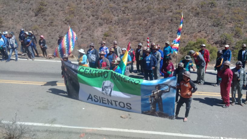 La imagen puede contener: una o varias personas y exterior, texto que dice "CENTRO ASIENTOS"