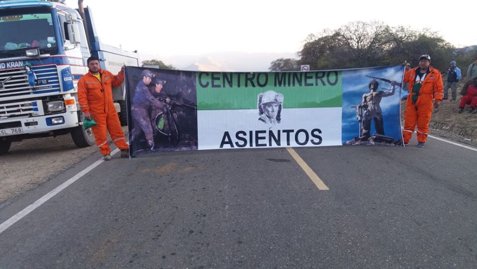 La imagen puede contener: una o varias personas y exterior, texto que dice "KRAN CENTRO MINERO ASIENTOS"