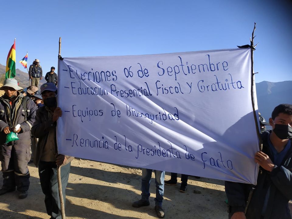 La imagen puede contener: una o varias personas, cielo, exterior y texto
