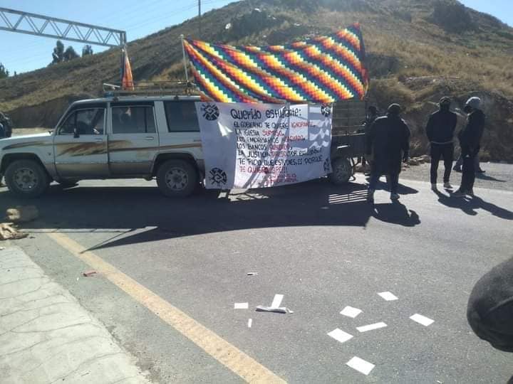 La imagen puede contener: una o varias personas, personas de pie y exterior