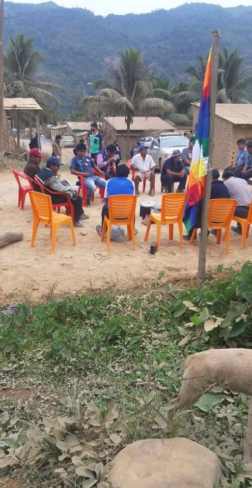 La imagen puede contener: una o varias personas, personas sentadas, exterior y naturaleza