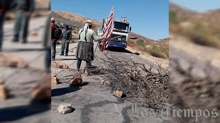 La imagen puede contener: una o varias personas, exterior y naturaleza, texto que dice "Tiempos"