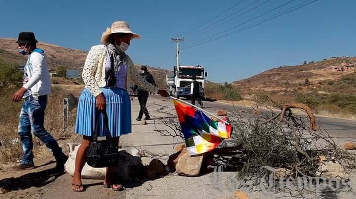 La imagen puede contener: una o varias personas, personas de pie, monta&ntilde;a, cielo, exterior y naturaleza