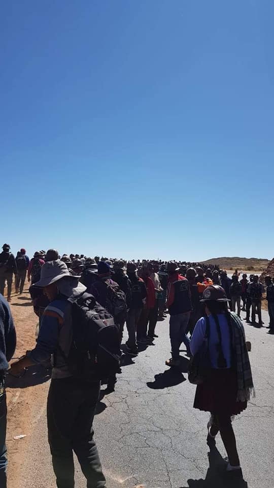 La imagen puede contener: una o varias personas, personas de pie, personas caminando, cielo, exterior y naturaleza