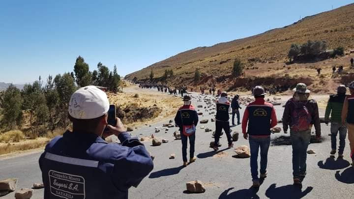 La imagen puede contener: una o varias personas, personas de pie, monta&ntilde;a, exterior y naturaleza