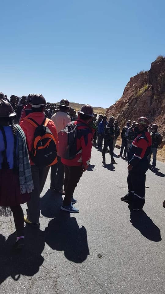 La imagen puede contener: una o varias personas, personas de pie, monta&ntilde;a, calzado, exterior y naturaleza