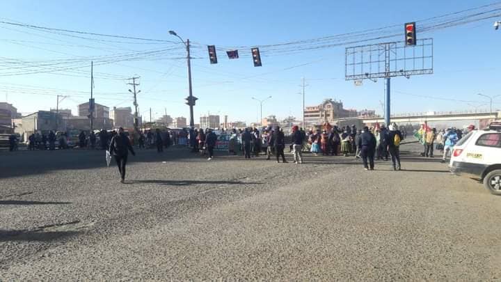 La imagen puede contener: una o varias personas, cielo y exterior